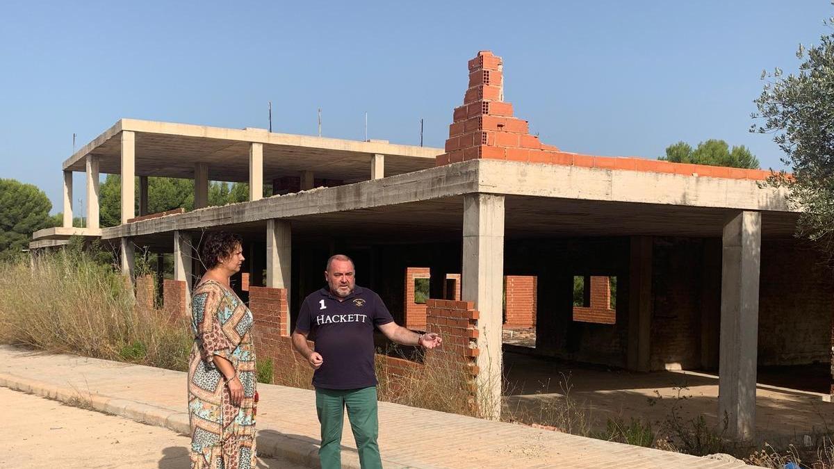 El alcalde, Vicente Pallarés, en una visita a Moró de la vicepresidenta de la Diputación, Patricia Puerta, junto al edificio que acogerá la residencia.