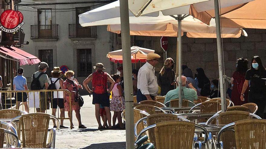 Recarga de un vehículo eléctrico en la Casa del Parque de Fermoselle.