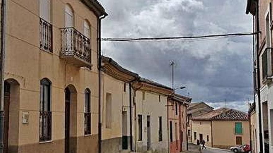 Calle Santa María de Vezdemarbán en la que reside la familia de la niña.