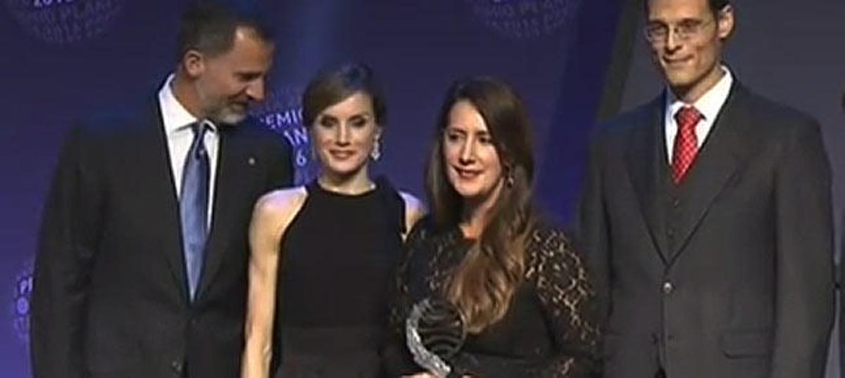 Dolores Redondo, junto a los Reyes.