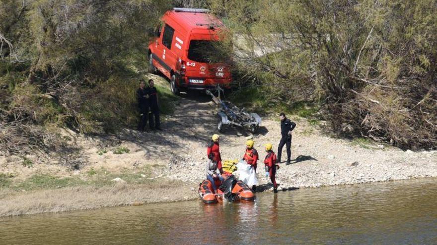 Los bomberos localizan un cuerpo en el río Ebro
