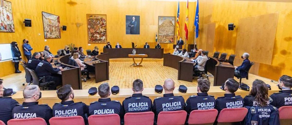 Toma de posesión de la última tanda de policías locales que se han incorporado a este cuerpo en Benidorm, en febrero de 2022.