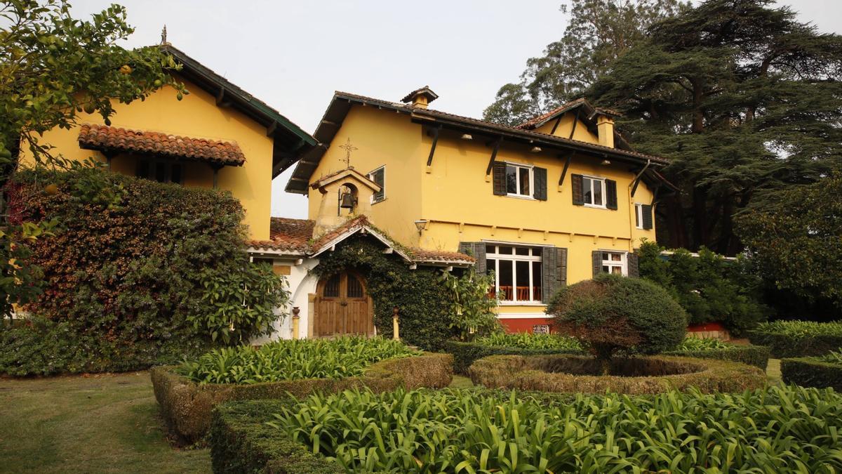 Vista de la casa de La Isla con parte de su jardín.