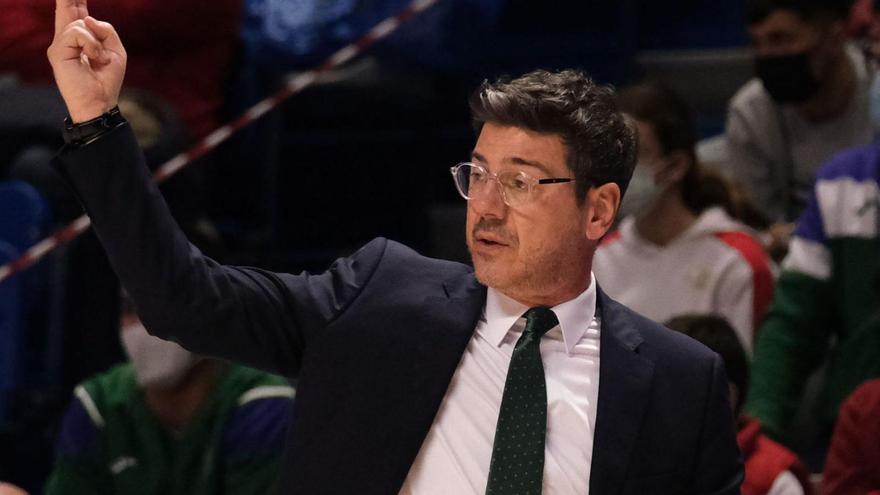 Fotis Katsikaris, entrenador del Unicaja, durante el partido frente al Zaragoza en el Carpena