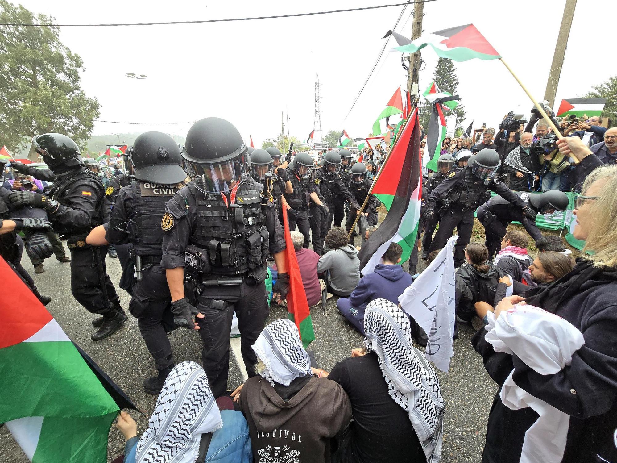 Concentraciones contra el equipo de Israel por el genocidio en Gaza durante el paso de La Vuelta por Pontevedra