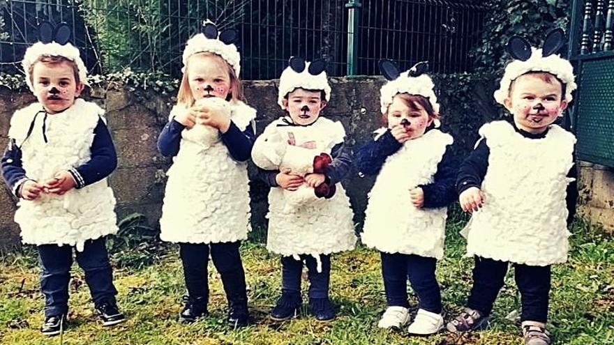 Niños de la casa nido “Axóuxeres” disfrazados de ovejas. 