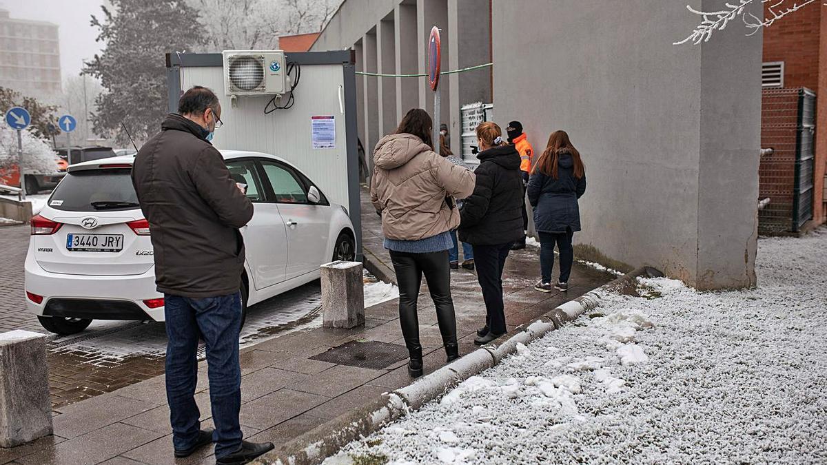 Ciudadanos aguardan para practicarse un test de antígenos en el Virgen de la Concha. | Emilio Fraile