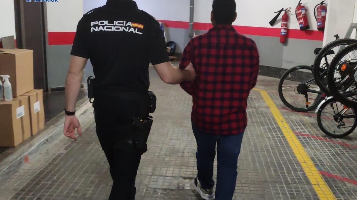 Un agente de la Policía Nacional junto con el detenido por violar a una joven en una playa de Palma