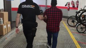 Un agente de la Policía Nacional junto con el detenido por violar a una joven en una playa de Palma