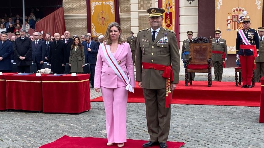 La consejera Claudia Pérez Forniés recibe la Gran Cruz del Mérito Militar en la AGM