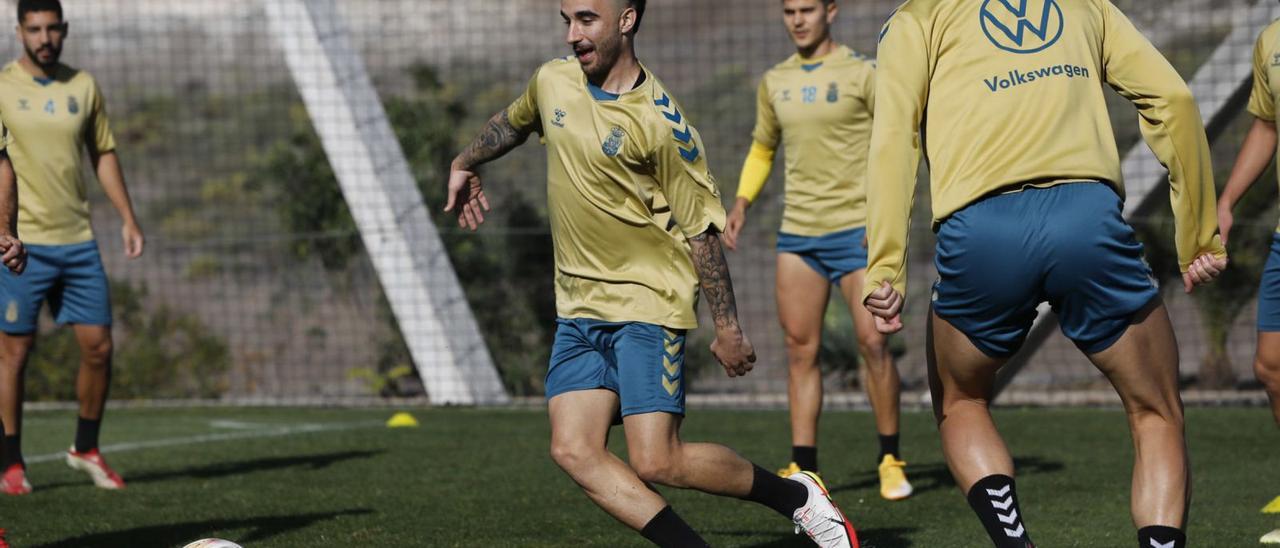 Rober González –centro–, en acción durante su primer entrenamiento tras su regreso a la UD Las Palmas, ayer en Barranco Seco. | | LP/DLP