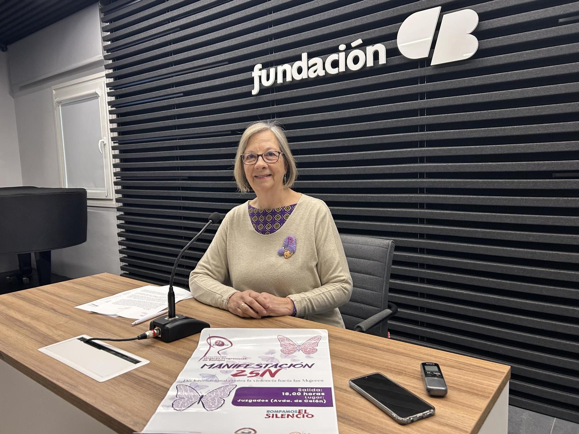 Isabel Franco, en la rueda de prensa, con el cartel de la manifestación.