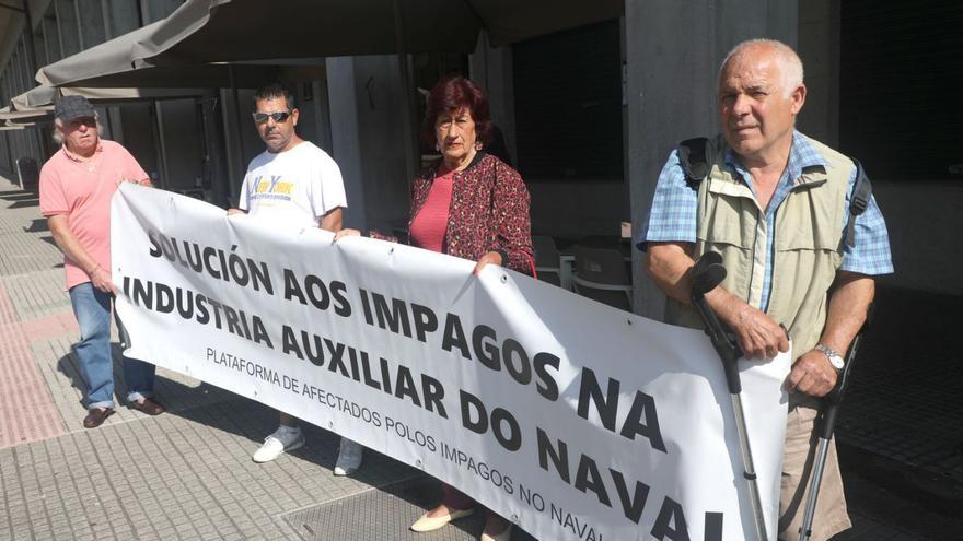 Balbino Barcia (primero dcha.), con otros compañeros el primer día de la protesta el lunes. |  // XOÁN ÁLVAREZ