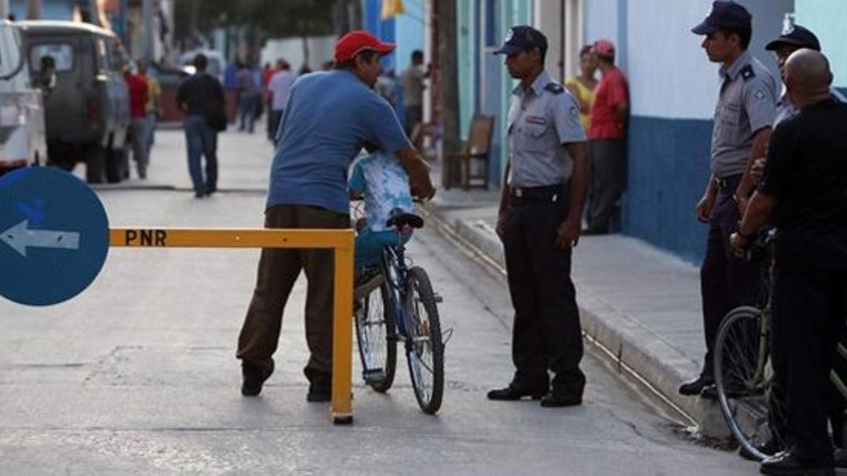 Policías cubanos montan guardia frente al tribunal de Bayano donde será juzgado el español Ángel Carromero