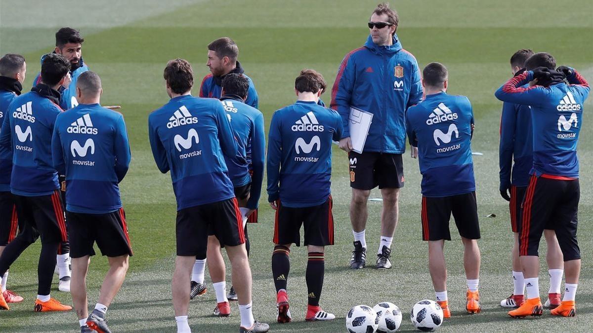 Julen Lopetegui con sus jugadores, en un entrenamiento de la selección española