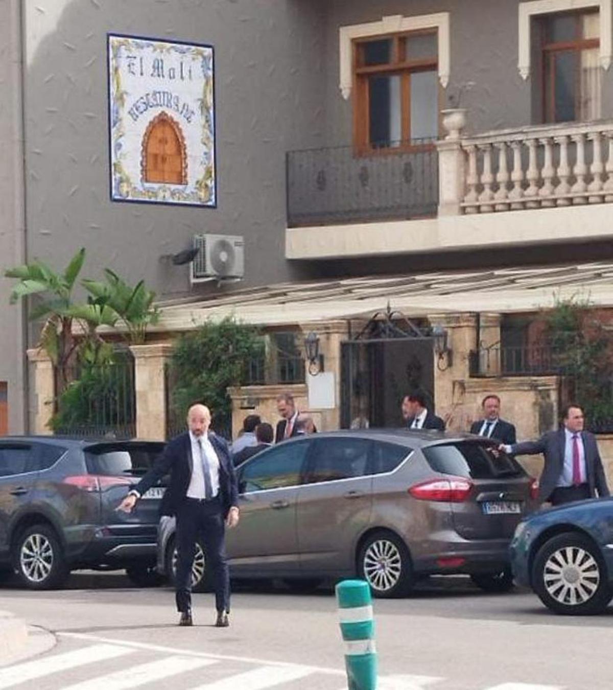 El Rey Felipe VI en las puertas del restaurante.