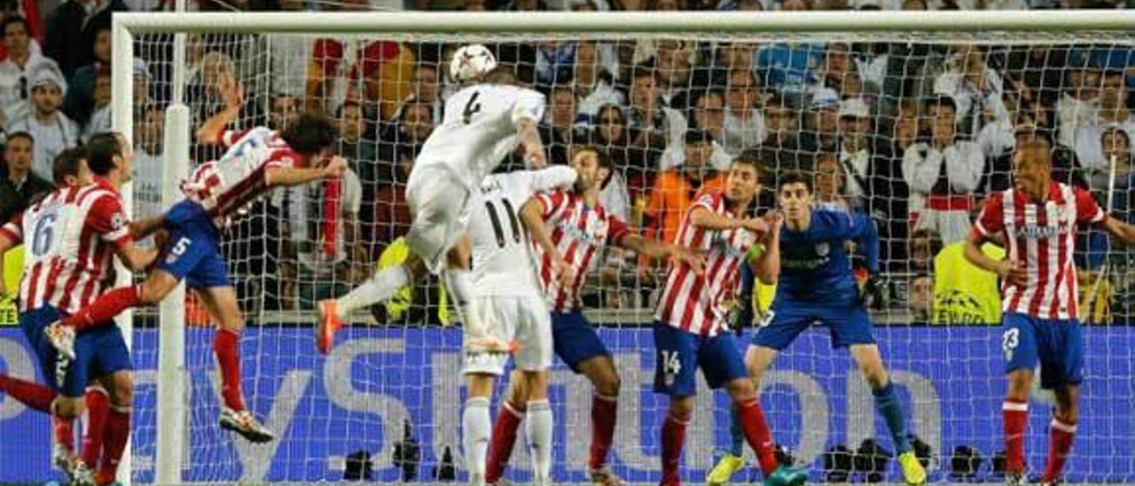 Sergio Ramos remata de cabeza en la acción que le daba al Madrid el empate ante el Atlético en la final de hace dos años en Lisboa.
