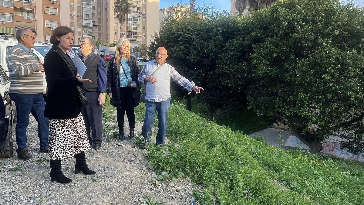 La concejala del PSOE Rosa del Mar Rodríguez en la barriada Jardín de Málaga, en el distrito de Ciudad Jardín