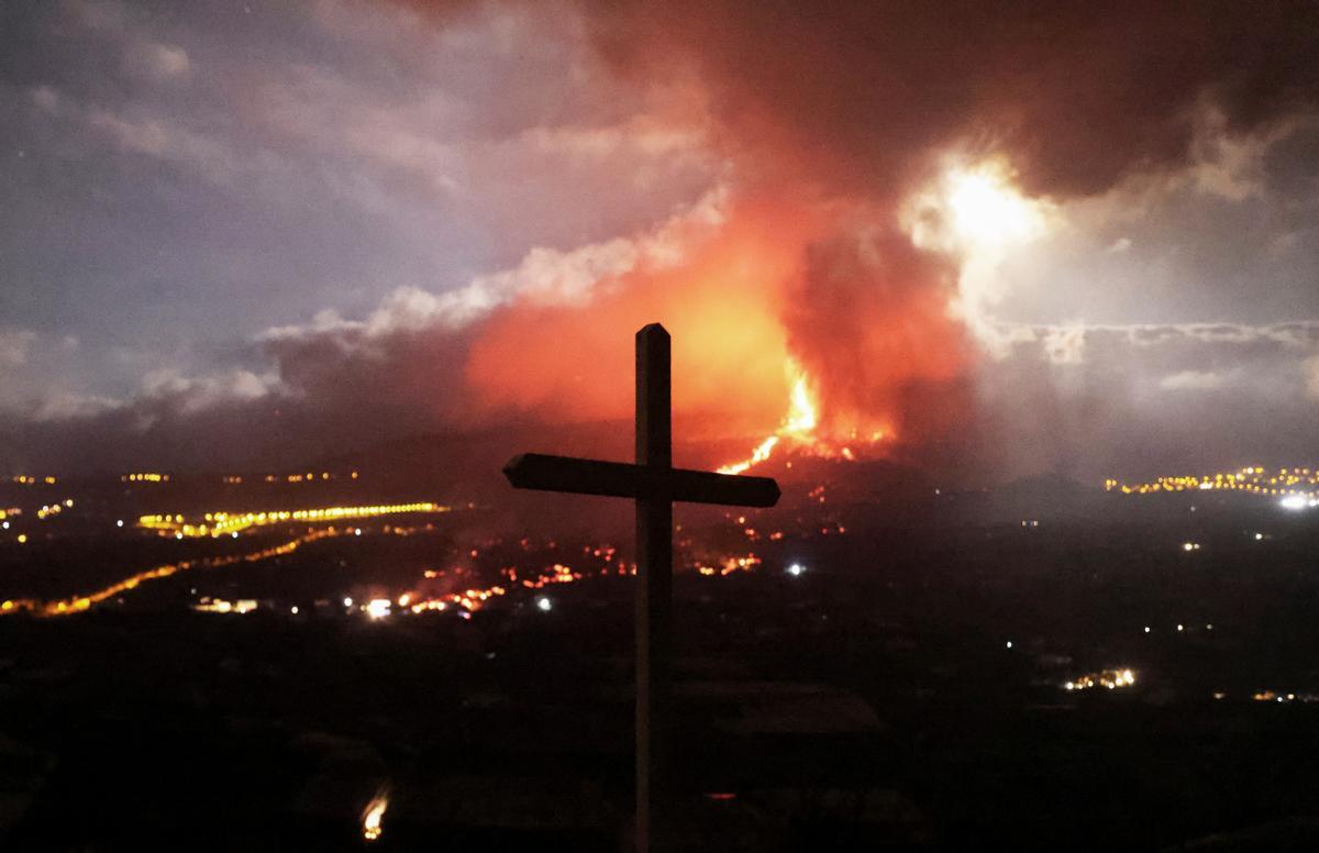 Erupción volcánica en La Palma | La lava se acerca lentamente al mar