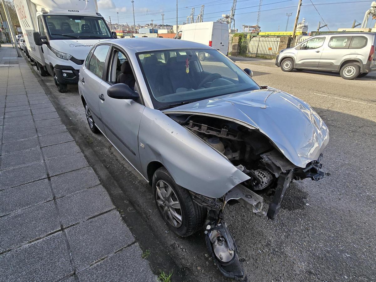 Coche destrozado y abandonado en la avenida de Guixar en Teis.
