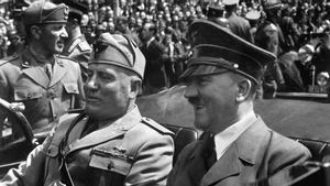 Benito Mussolini junto a Adolf Hitler.