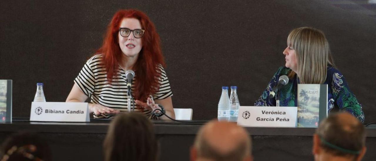 La escritora Bibiana Candia, junto a Verónica García, ayer, durante su intervención en la Semana Negra.