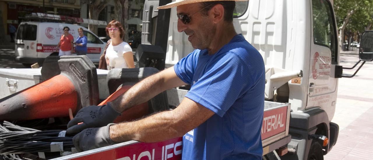 Un trabajador en Xàtiva