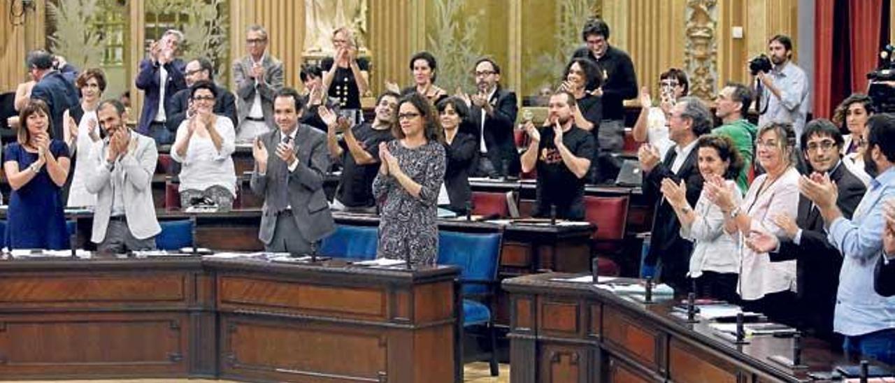 La bancada del Pacto aplaudiendo la aprobación de una ley.