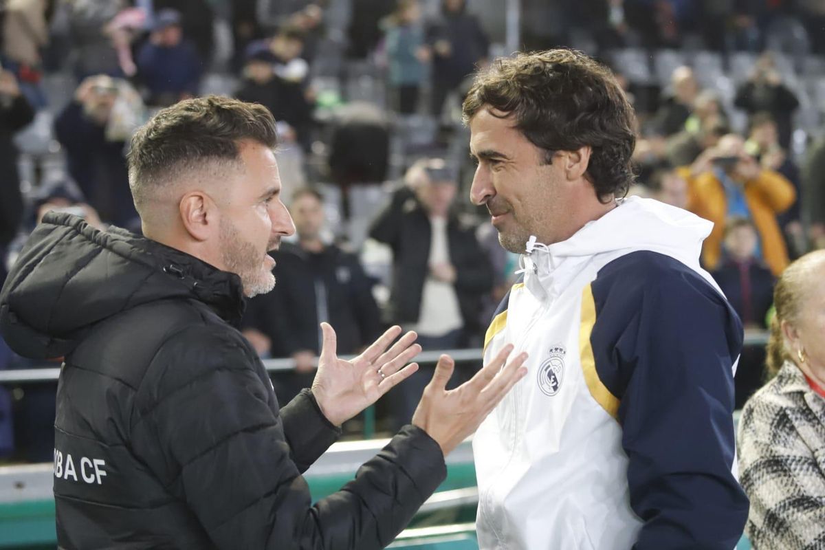 Raúl González conversa con Iván Ania en la previa del choque.