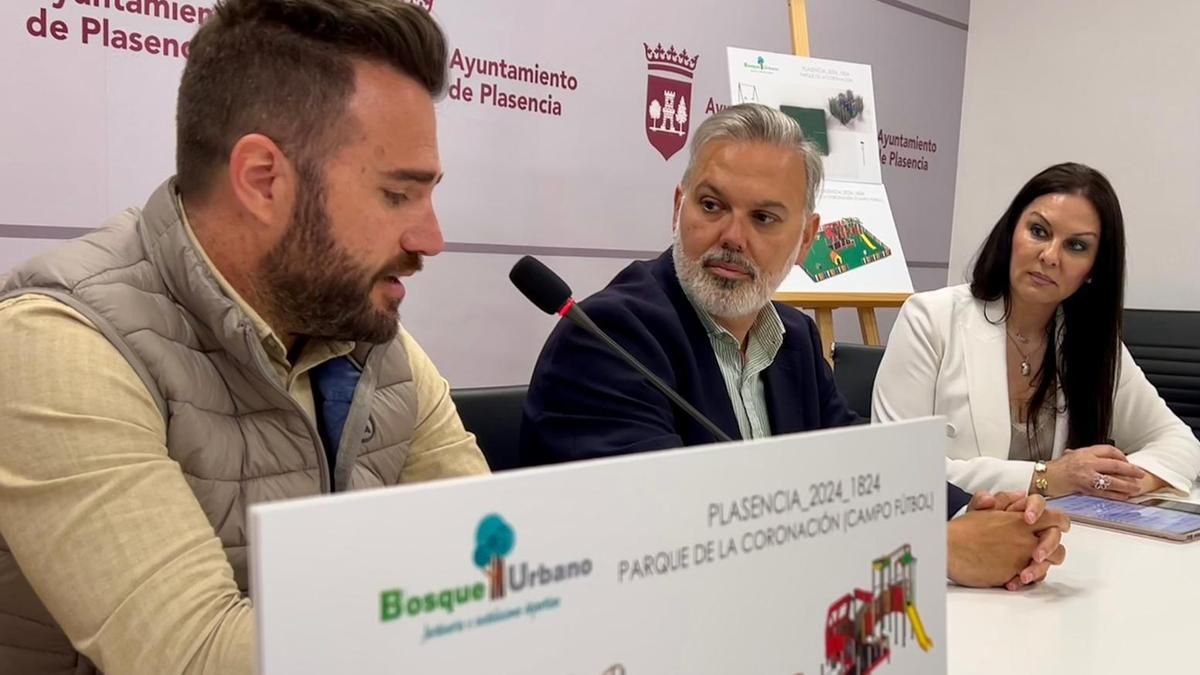 Los parques infantiles de Plasencia tendrán césped en lugar de caucho.