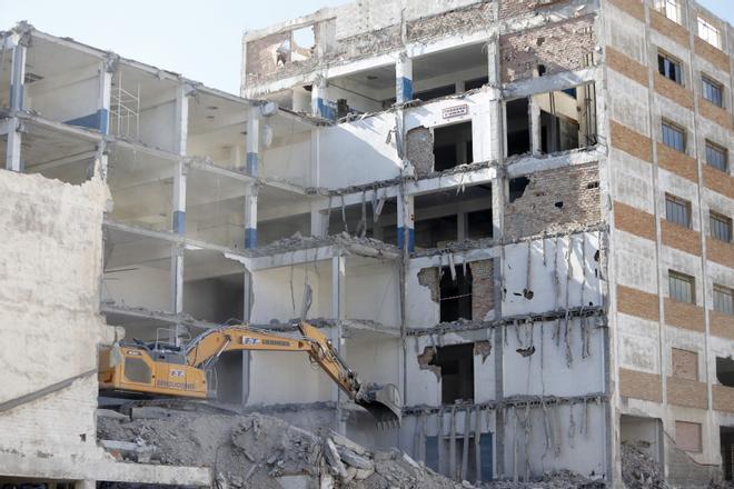 Demolición del antiguo edificio de la Flex en la Carretera de Cádiz