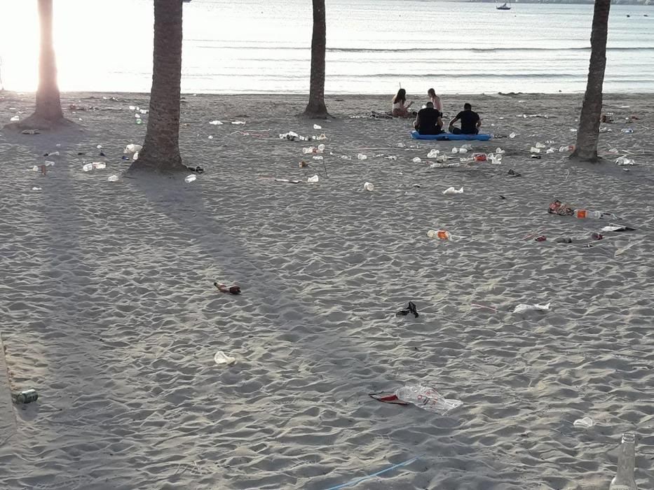 Los restos de un gran botellón invaden la playa de s'Arenal de Llucmajor