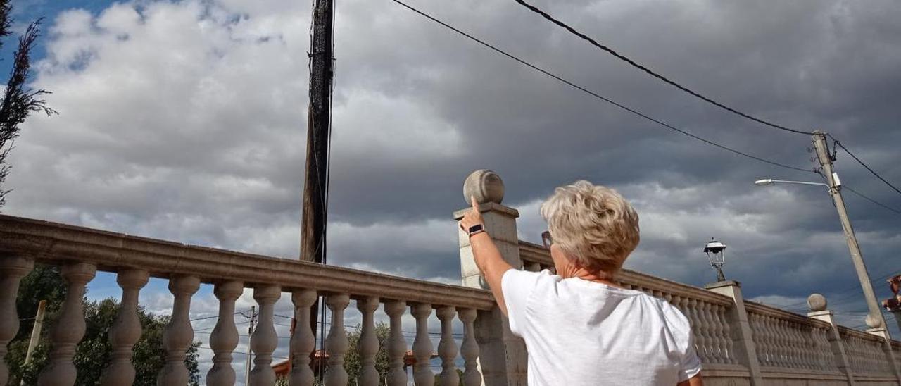 Dolors Jubert mostra el pal que es va cremar davant de casa seva