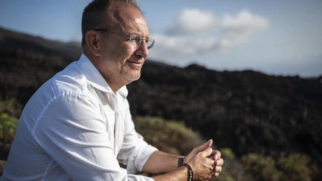 Sergio Rodríguez, presidente del Cabildo de La Palma, en la zona cero del volcán Tajogaite.