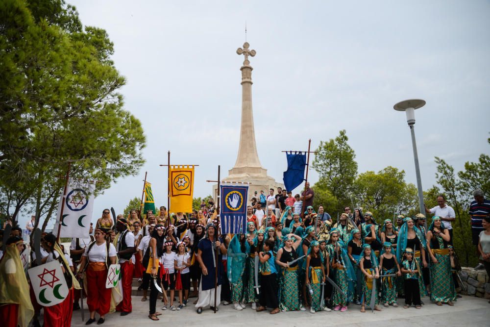 Höhepunkt der Fiestas „Rei en Jaume": Am Samstag (9.9.) trafen wieder selbsternannte Christen und Mauren aufeinander und lieferten sich scheinbar blutige Scharmützel. Nachgestellt wurde bei diesem friedlich gesinnten Spektakel die historische Schlacht zwischen Mauren und Christen, in der König Jaume I. im Jahr 1229 die Insel für die Christen eroberte.