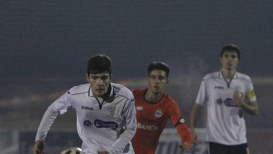 Un jugador del Ourense CF controla un balón ayer en Oira. // J. Regal