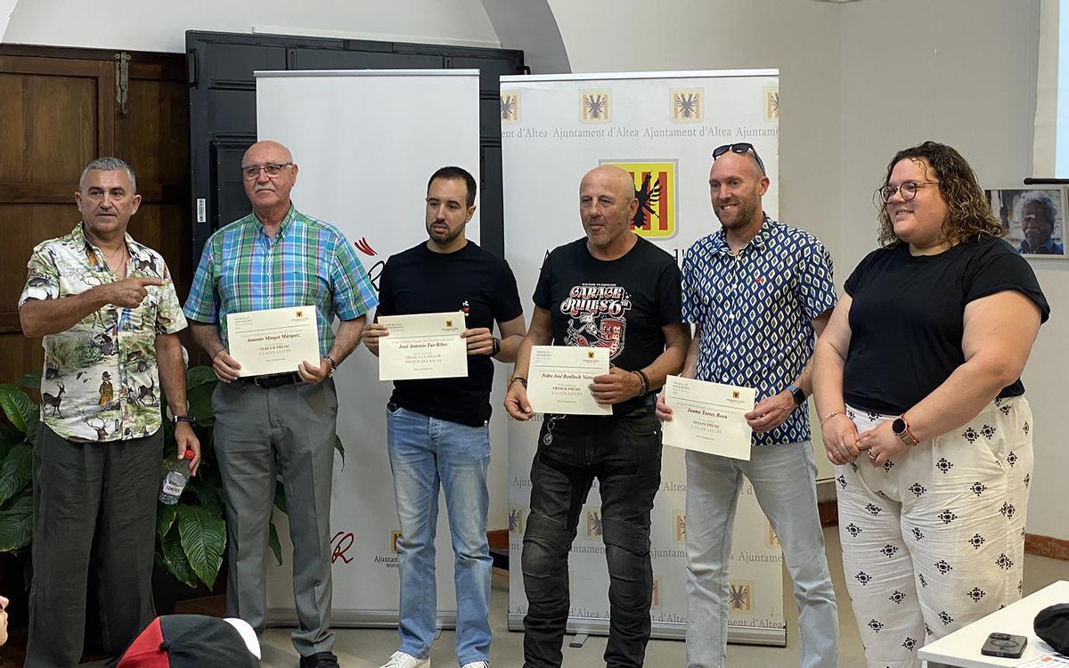 En el centro, los ganadores del VIII Ral.li Fotografic Vila d´Altea junto a la concejala de Cultura y el coordinador del evento.
