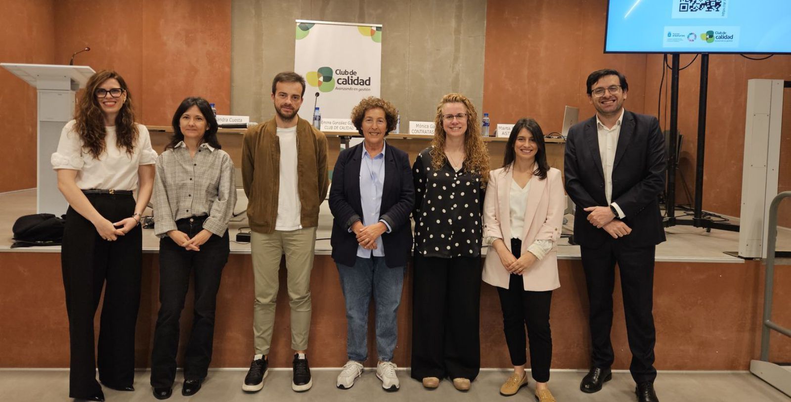 Por la izquierda: Mónica García, de Contratas Mota; Marta Rodríguez, de Asturpesca; Juan Antonio González Ponte, Director General de Agenda 2030; Teresa Iglesias, vicealcaldesa de Mieres; Sandra Cuesta, Abhal Residencia; Emma González, Club de Calidad; y Jesús Daniel Salas, presidente del Club de Calidad.