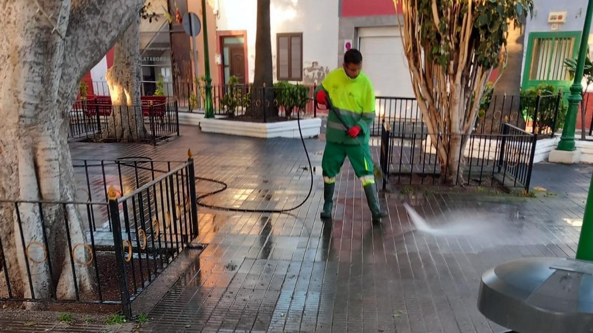 Un operario del servicio de limpieza en San Antonio