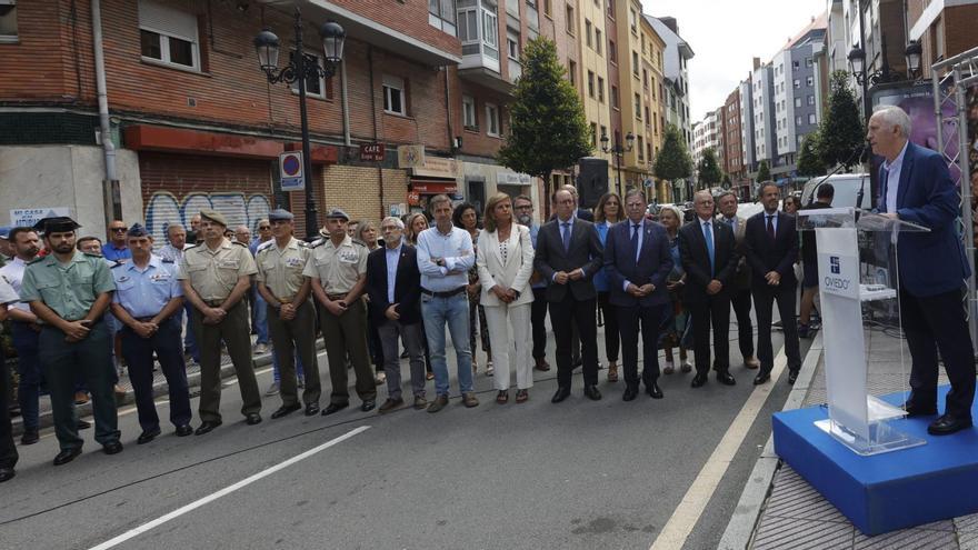 Manuel Fernández Quevedo, a la derecha, dirigiéndose desde el atril a  los asistentes al homenaje a Miguel Ángel Blanco organizado por el Ayuntamiento. | Miki López