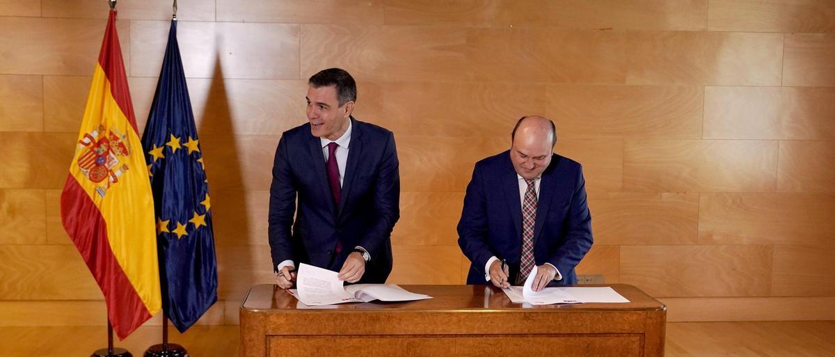 Pedro Sánchez (PSOE) y Andoni Ortuzar (PNV) firman el acuerdo para la investidura en el Congreso de los Diputados