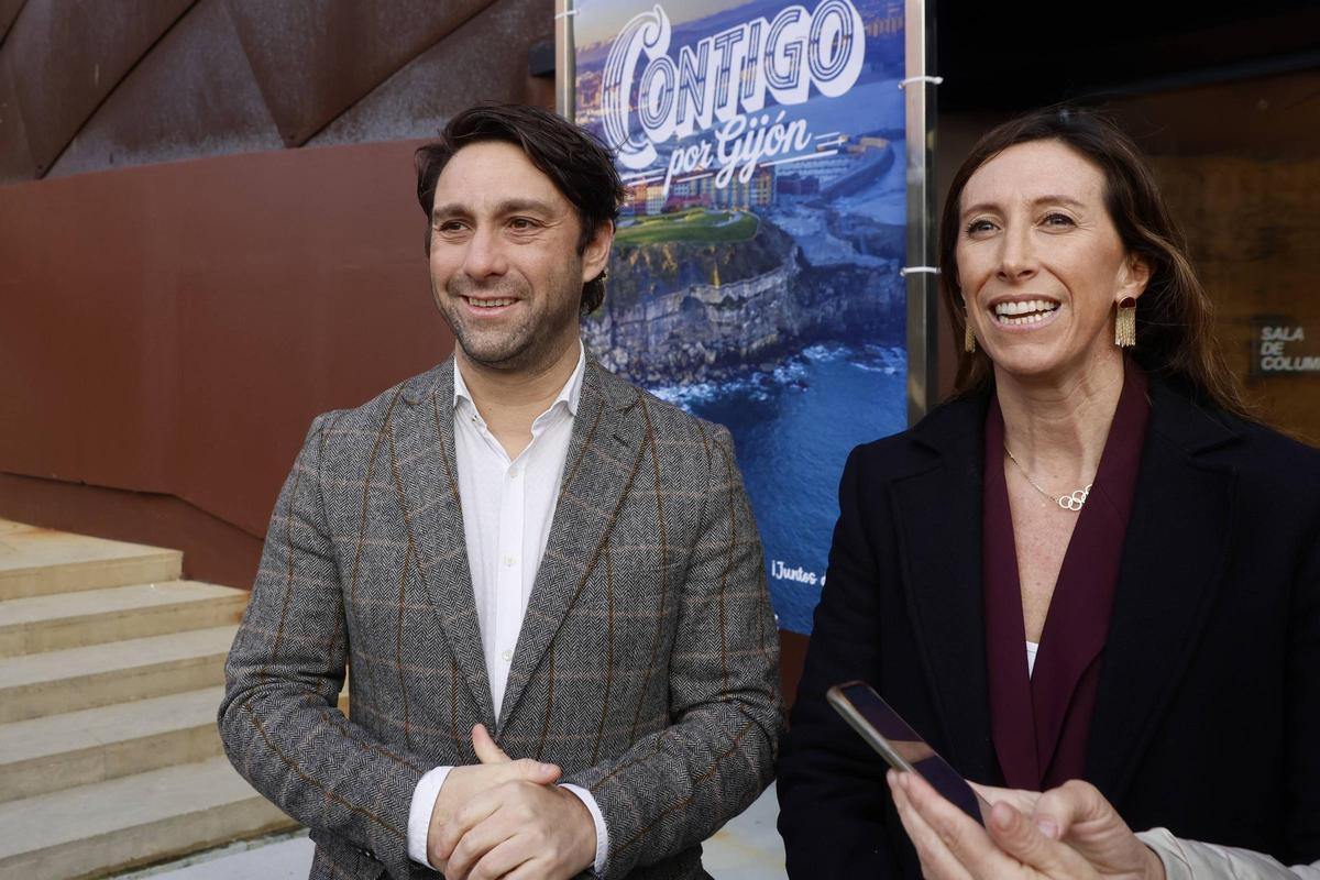 Andrés Ruiz junto a la portavoz municipal del PP, Ángela Pumariega.