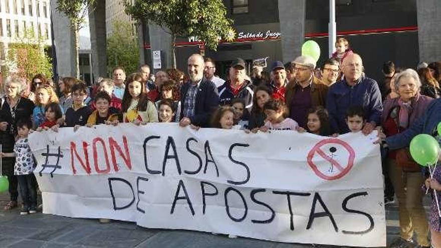 Protesta en Navia contra la apertura de una casa de apuestas.// Grobas