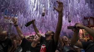 Els guanyadors celebren la victòria sota la decoració nipona del carrer.