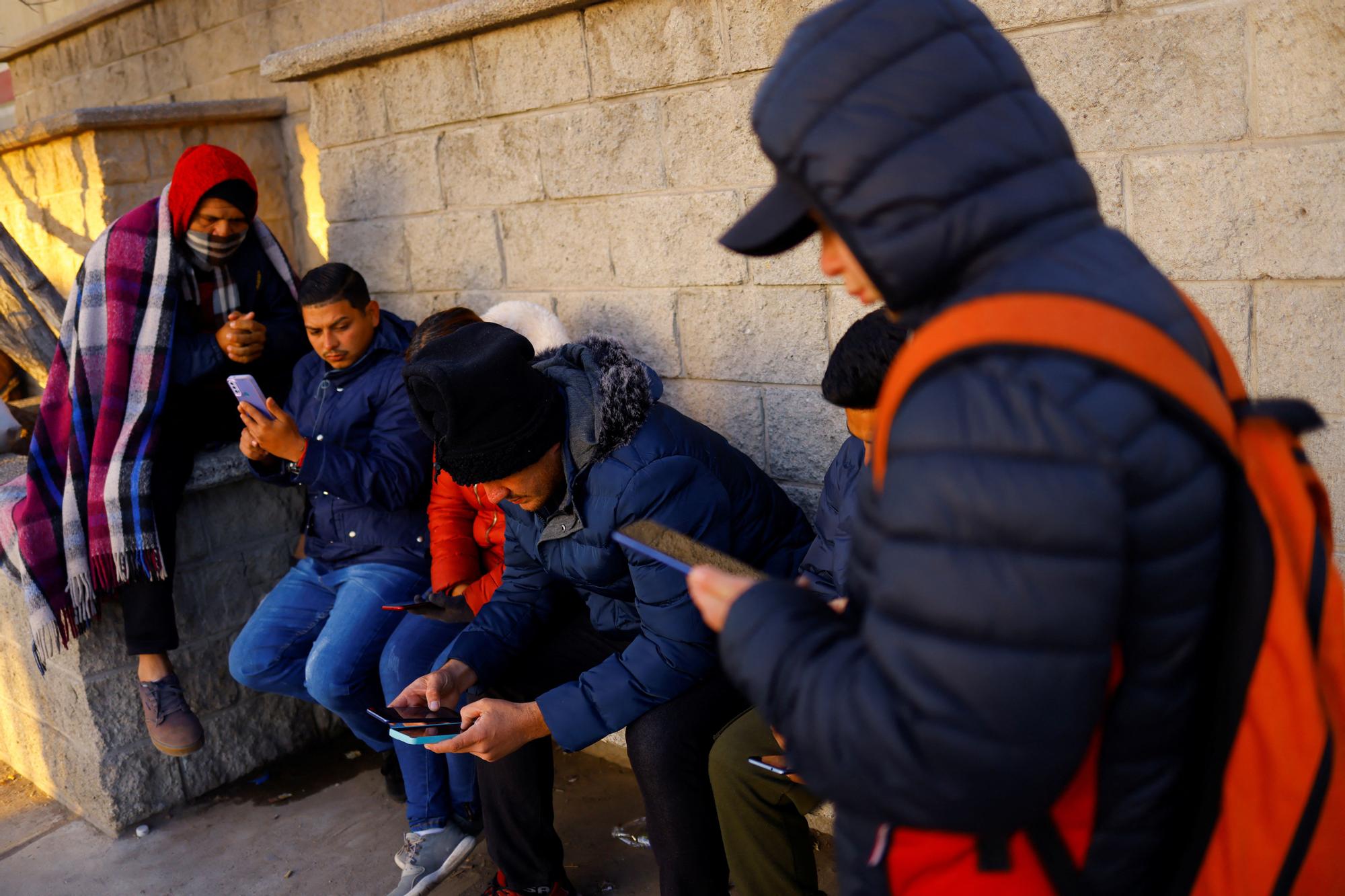 Migrantes en busca de asilo en EEUU utilizan la app CBP One, el pasado 22 de febrero en Ciudad Juárez.