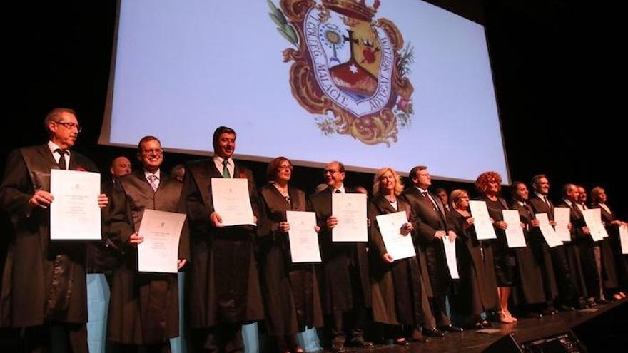 Foto de familia de algunos de los abogados que fueron homenajeados ayer.