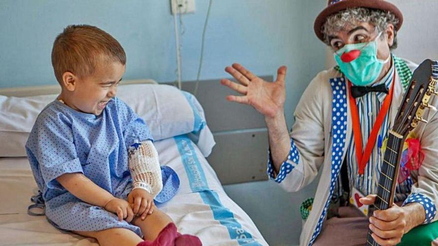 El Enfermero Aspirinojuega con un niño ingresado en la planta de hospitalización pediátrica de Son Llàtzer.