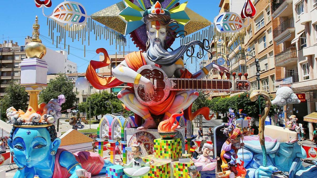 Las hogueras de Alicante se celebran en junio y están vinculadas con la fiesta de San Juan, que se celebra el 24 de junio.