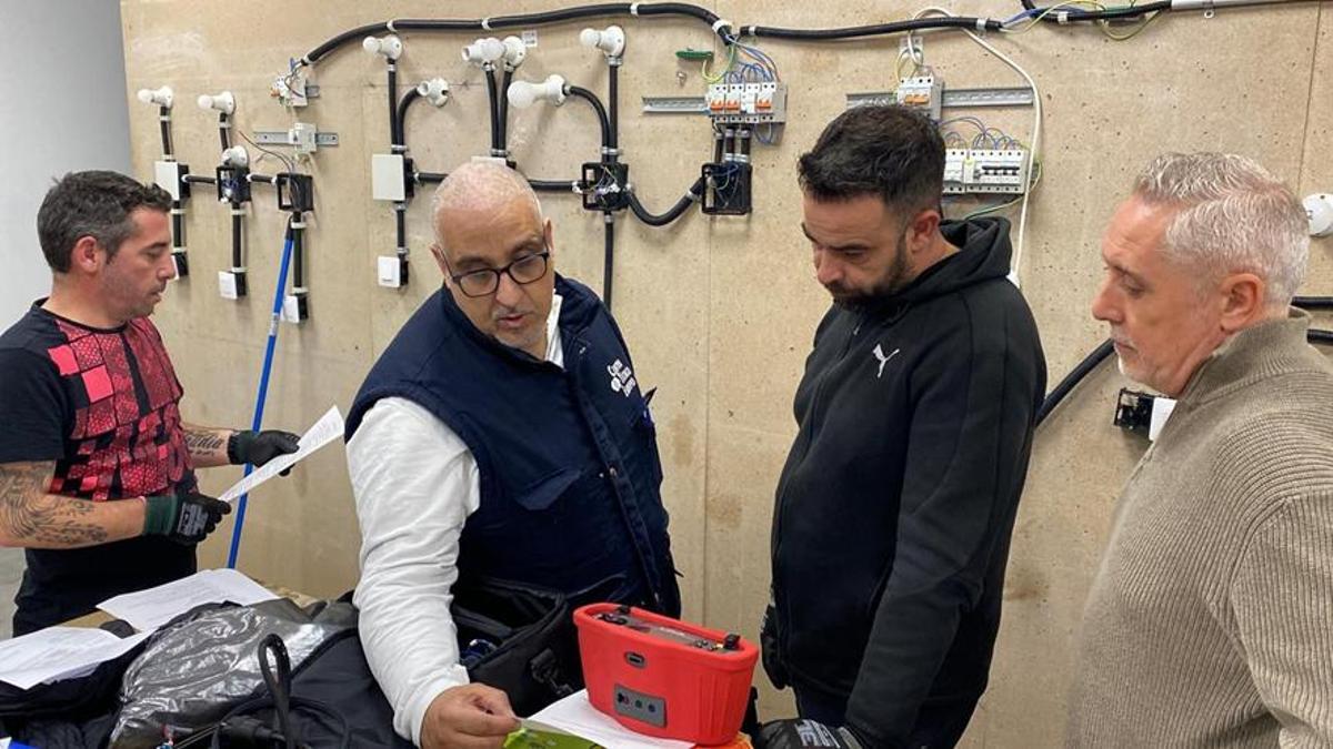 Profesor y alumnos durante las prácticas del curso de Instalador Eléctrico de Baja Tensión