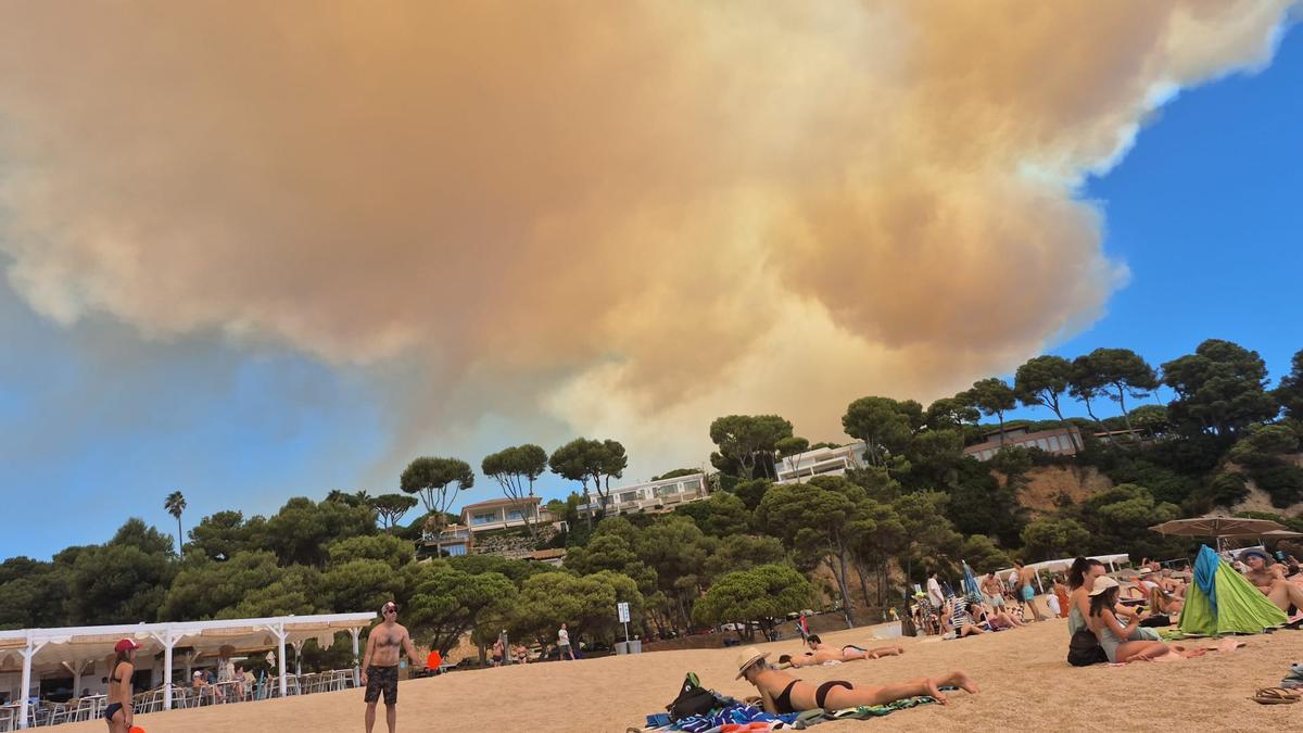 El cel tenyit de taronja a la platja de Sa Conca per la columna de fum de l’incendi de la Bisbal. El cel tenyit de taronja a la platja de Sa Conca per la columna de fum de l’incendi de la Bisbal.